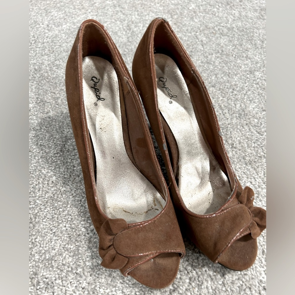 Cute, Retro Brown Suede Qupid Peep Toe Heels